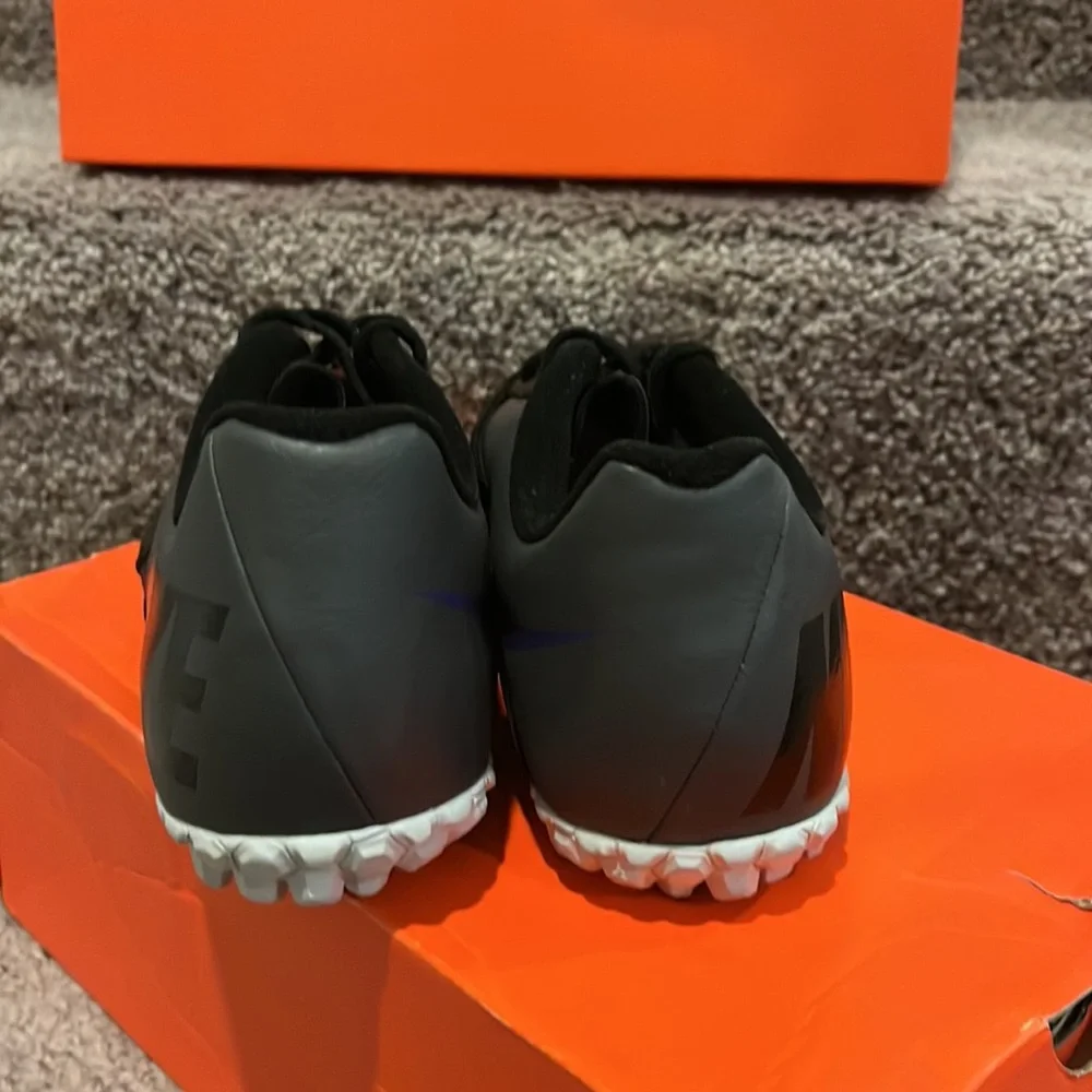 Nike Bomba Jr II Soccer Cleats Indoor shoes new 580443 050 Youth Big Boy 4.5 Y